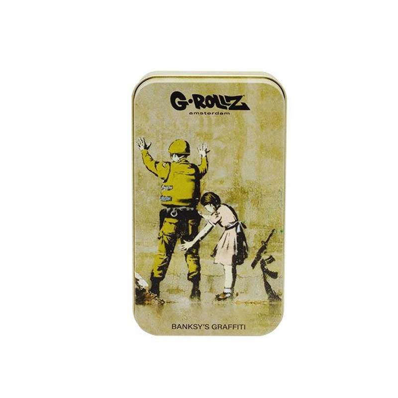Boite métal -Banksy's Grafi Fille soldat - Médium - 11,5X6,5X2.3CM - G-Rollz Boite métal -Banksy's Grafi Fille soldat - Médium - 11,5X6,5X2.3CM - G-Rollz
